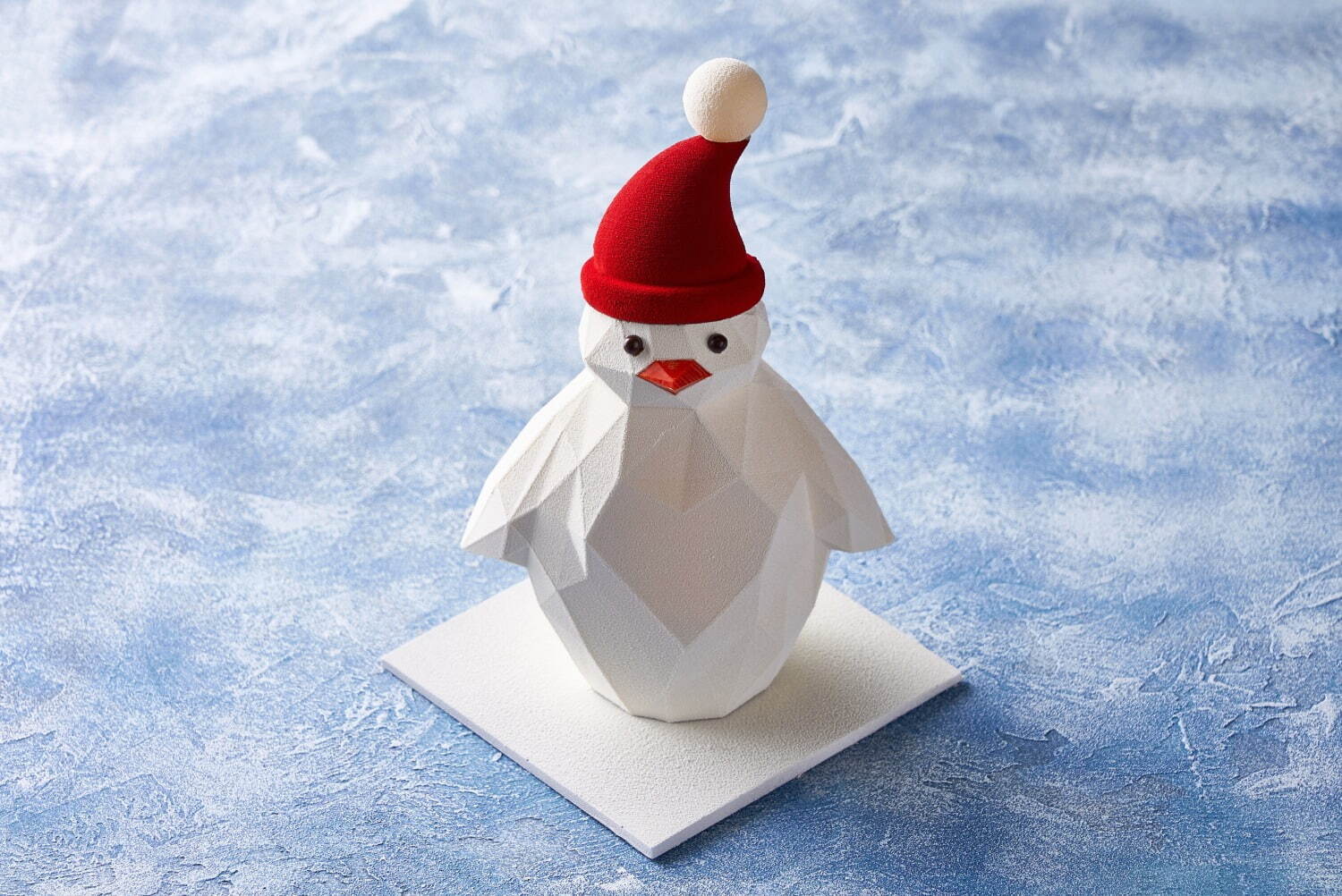 マンダリン オリエンタル 東京 - サンタ帽をかぶった“ペンギン型”ティラミス
