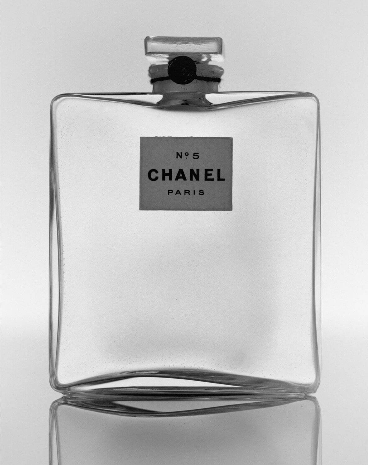 ガブリエル・シャネル　香水「シャネル N°5」
1921年　ガラス、木綿糸、封蝋、紙　パリ、パトリモアンヌ・シャネル
©Julien T. Hamon