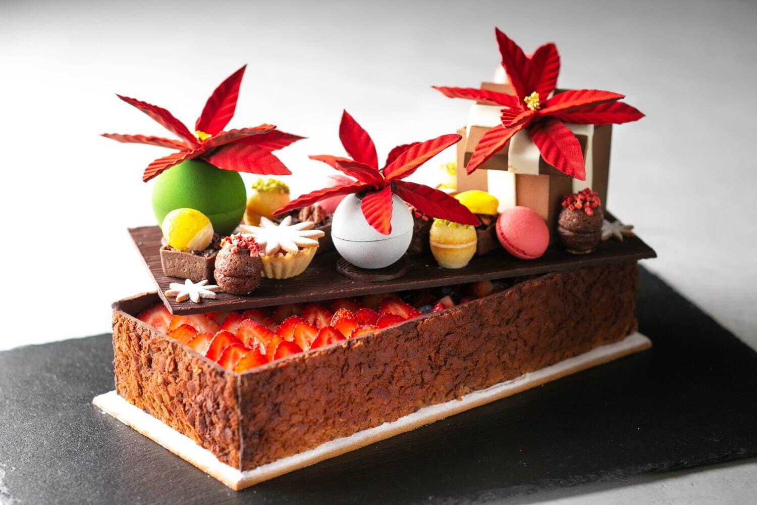 新横浜プリンスホテル“パフェ型”クリスマスケーキ、“プレゼントボックス型”ベリータルトも｜写真4