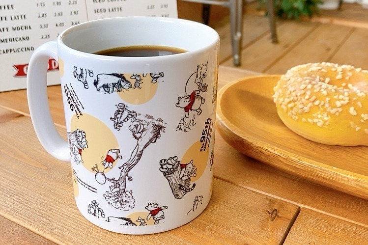 「くまのプーさん」95周年記念ストアが銀座三越で、限定マグカップ＆文具を先行発売