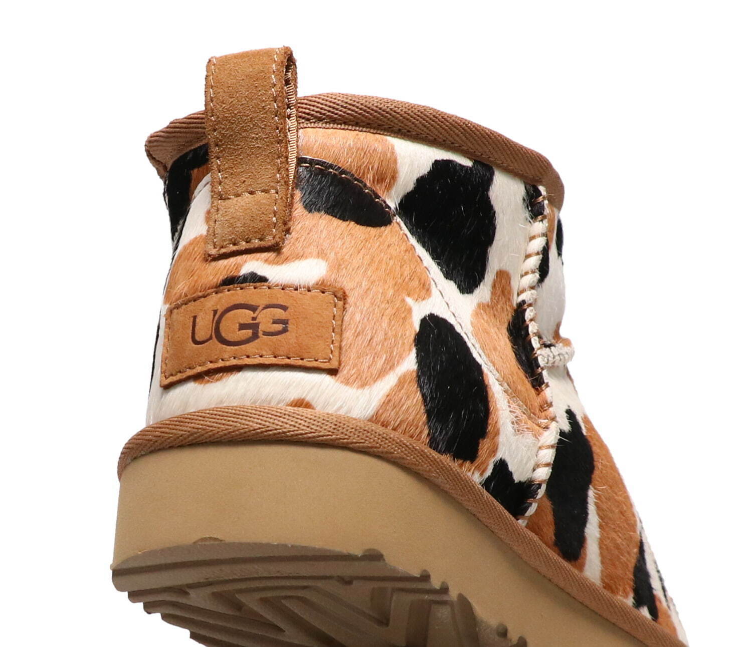UGGから“牛柄”の新作シューズ、ふわふわシープスキンブーツや厚底 