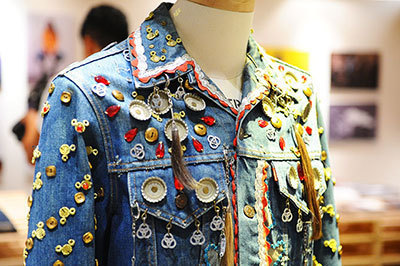 リーバイスがジーンズ生誕140周年の展覧会 - サンローランのデニムジャケットなど貴重アーカイブ展示