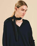 ジョン スメドレー“ニットと楽しむ”新作シルクスカーフ、ブラック＆ネイビーの上品なじませカラー｜写真1