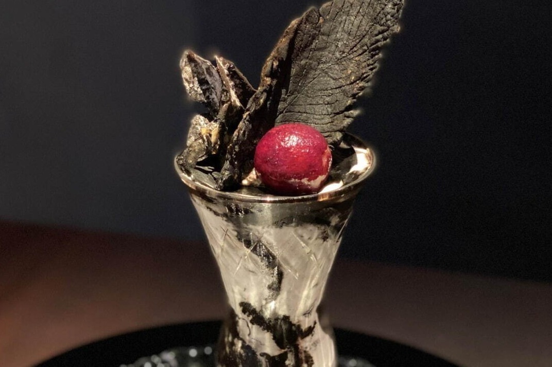 ジョウタロウ サイトウ カフェ「栗パフェ」“縞牡丹”イメージの黒×白、宝石の様な赤ぶどうを乗せて