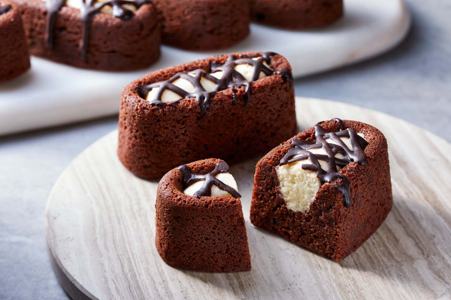 メープルシロップ｜ローソンの新作スイーツ「生ガトーショコラ」ホロホロしっとり“クリーム添えガトーショコラ”を再現