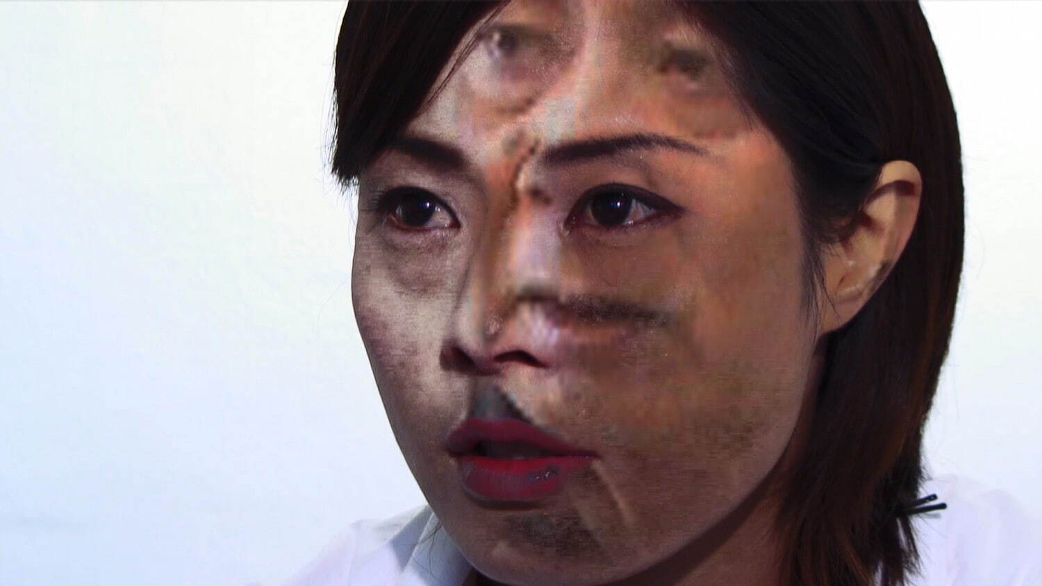 山城知佳子《あなたの声は私の喉を通った》2009年 ビデオ