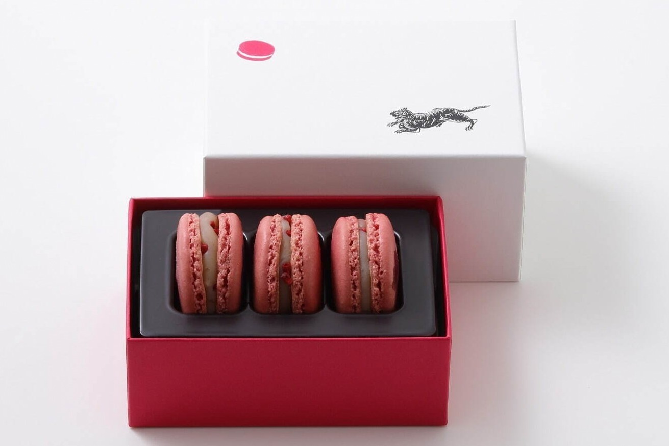 ピエール・エルメ・パリ×とらや「マカロン アズキ」ローズが華やかに香るあずきガナッシュ入り