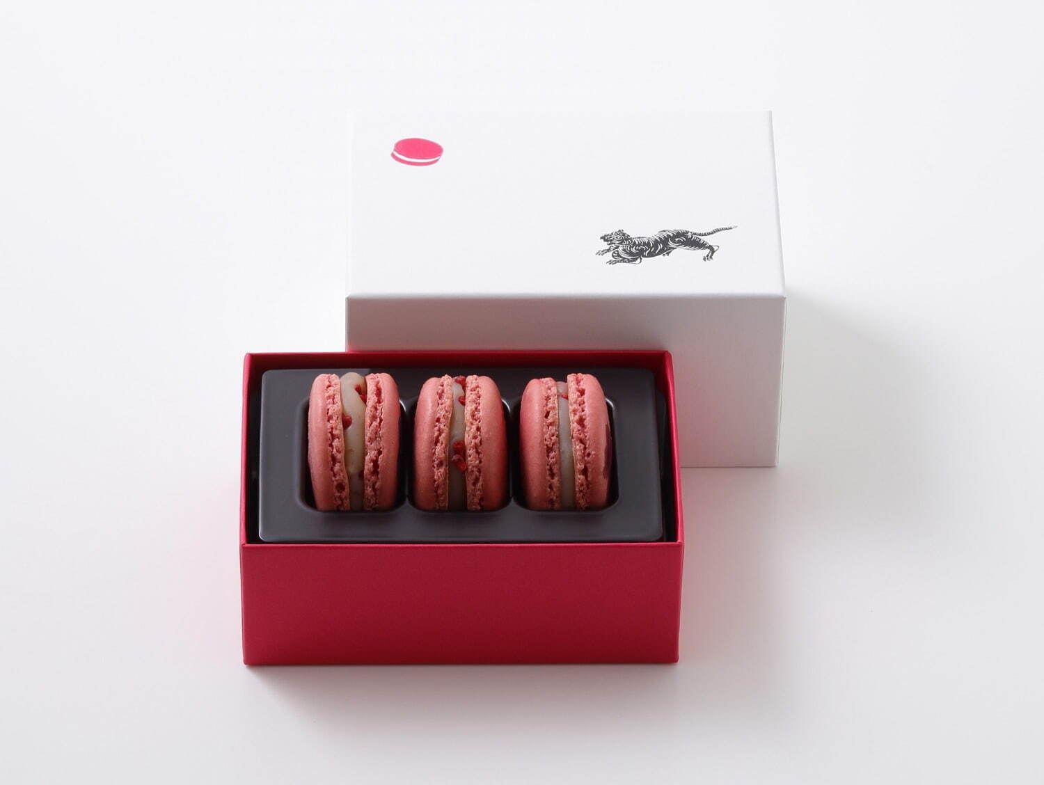 ピエール・エルメ・パリ(PIERRE HERMÉ PARIS), とらや(TORAYA) マカロン アズキ｜写真1