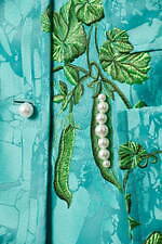 H&M×アイリス・アプフェル、パールを飾った“えんどう豆”柄ジャケットやカエルのビジューアクセサリー｜写真29