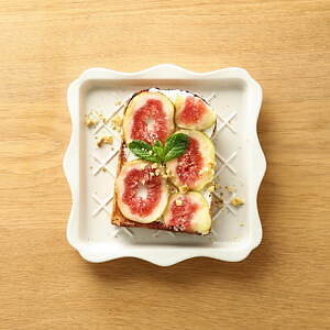 フランフラン“くすみカラー”の新作テーブルウェア、サクサクトーストが楽しめる”フリル”プレート｜写真1