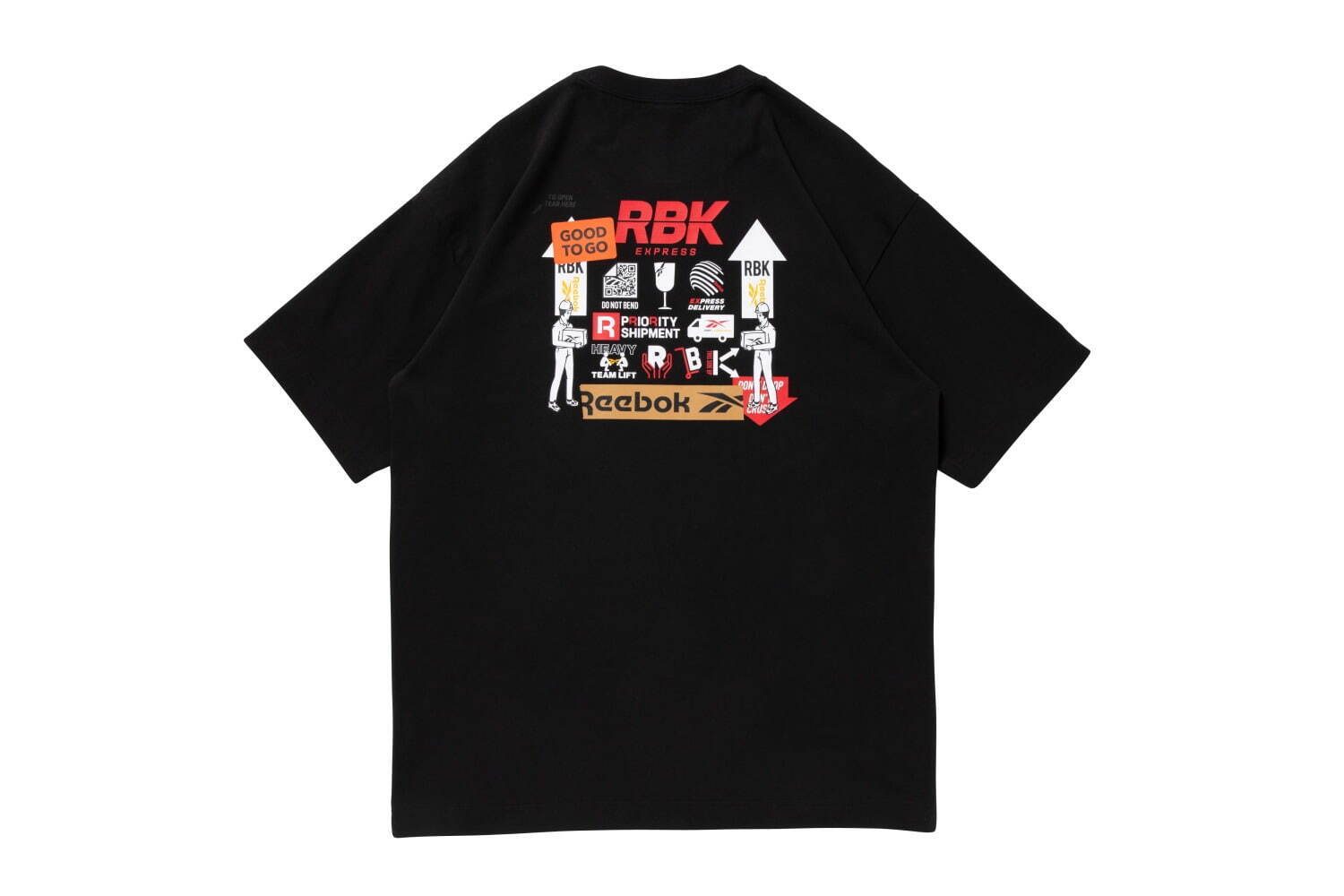 リーボック×ブラックアイパッチ“配送”グラフィックやガムテープ風ロゴ入りフーディ＆Tシャツ｜写真5
