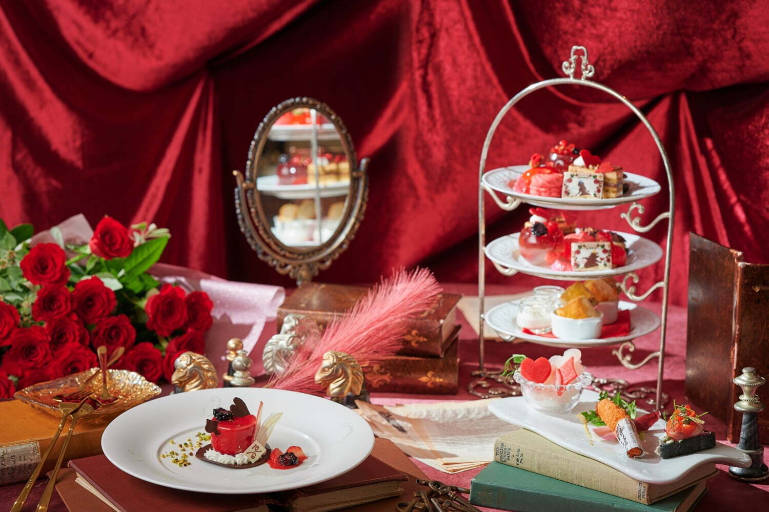 不思議の国のアリス｜「アリスとハートの女王のレッドアフタヌーンティー」東京・横浜・埼玉で、赤いジュレやいばらのマカロン