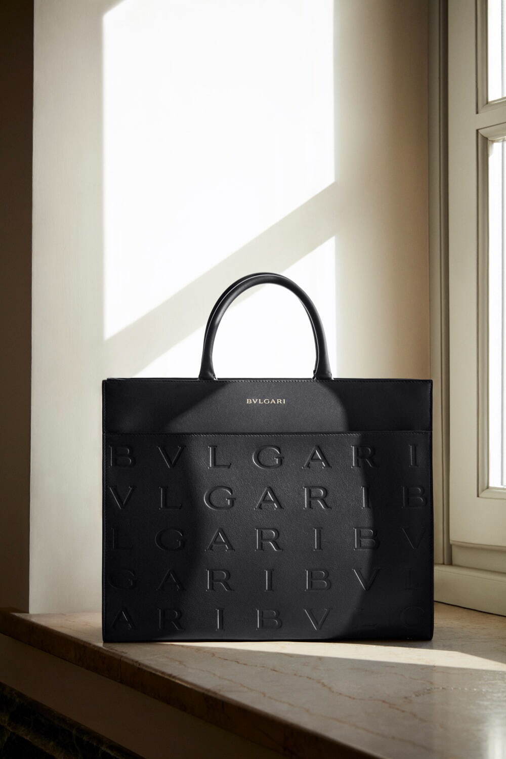 ブルガリ“ローマの建築物”に着想した新作レディースバッグ＆財布、BVLGARIロゴを並べて｜写真17