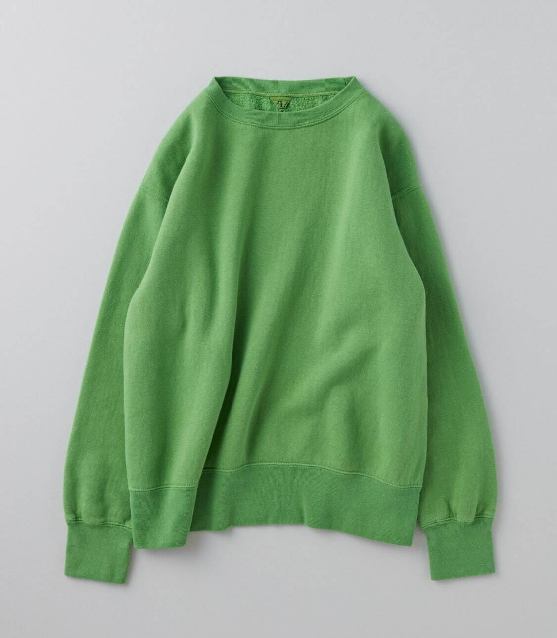 フィルメランジェ“マルベリー”で染めたグリーンのスウェットシャツ、月替わり全4色展開｜写真1