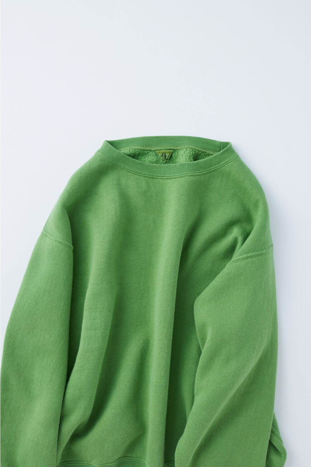 フィルメランジェ“マルベリー”で染めたグリーンのスウェットシャツ、月替わり全4色展開｜写真2