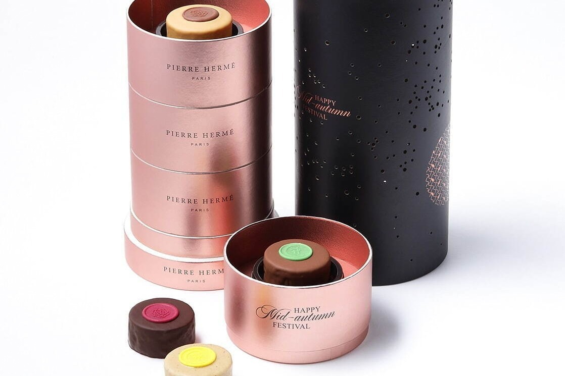 ピエール・エルメ・パリの月餅風ビスキュイ「ムーンケーキ」“ランタン”にもなる幻想的なBOX付き