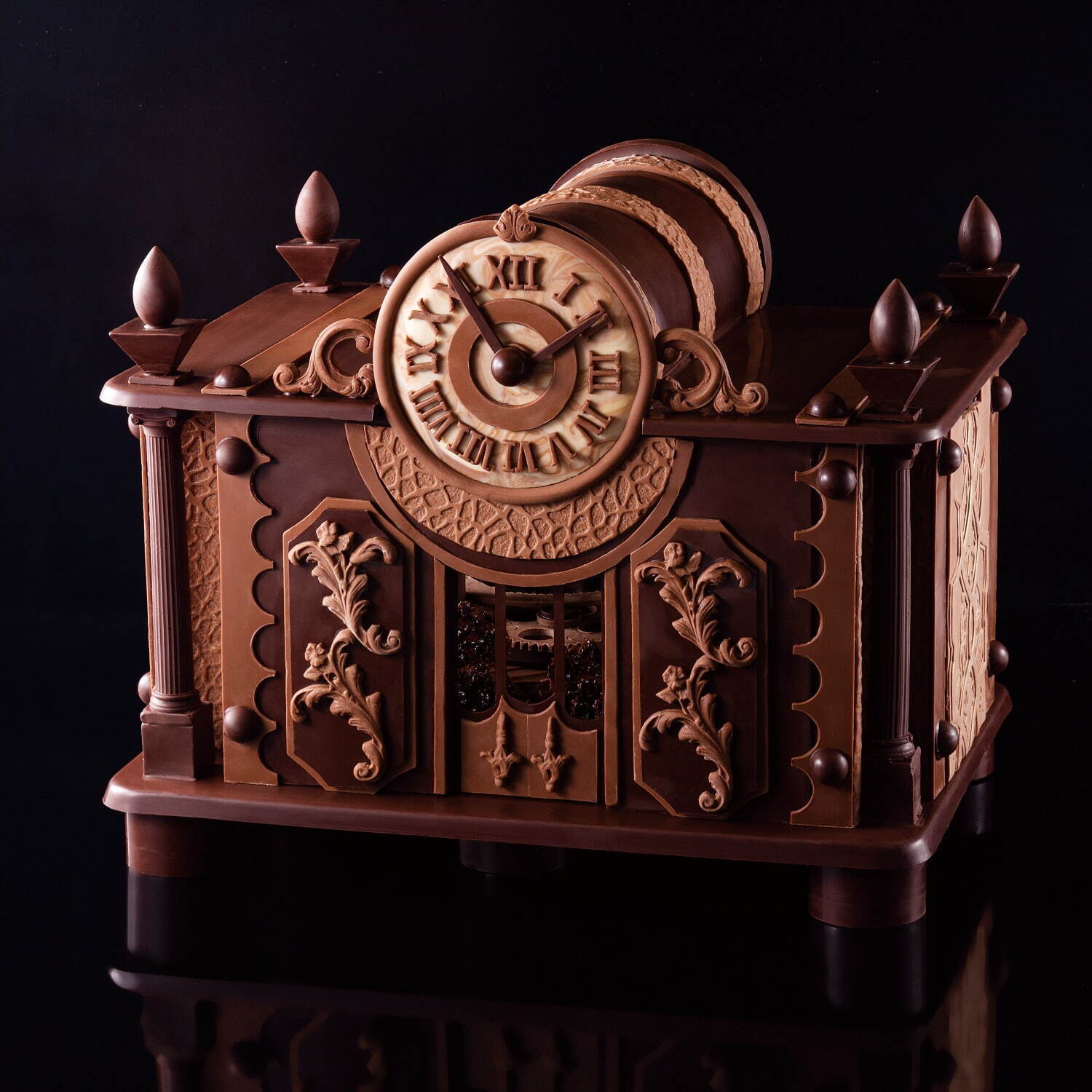 京王プラザホテル - “アンティーク置時計”を再現したケーキ