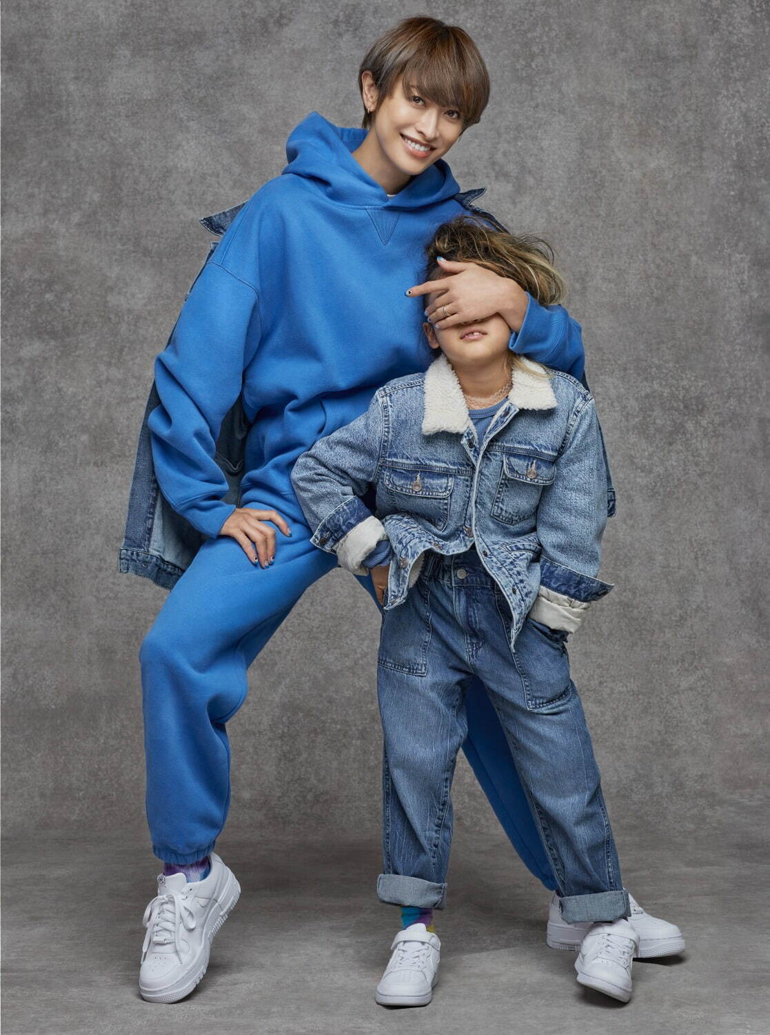 Gap 青グラデーション のフーディーやデニムなど ブルーレインボー 新宿ではカフェメニューも ファッションプレス