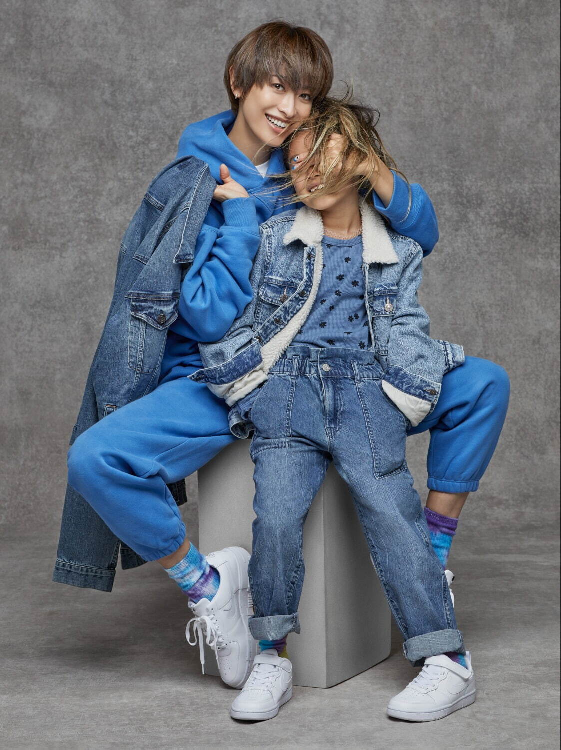 Gap 青グラデーション のフーディーやデニムなど ブルーレインボー 新宿ではカフェメニューも ファッションプレス