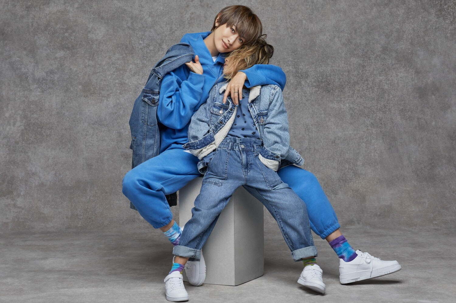 GAP“青グラデーション”のフーディーやデニムなど「ブルーレインボー」新宿ではカフェメニューも