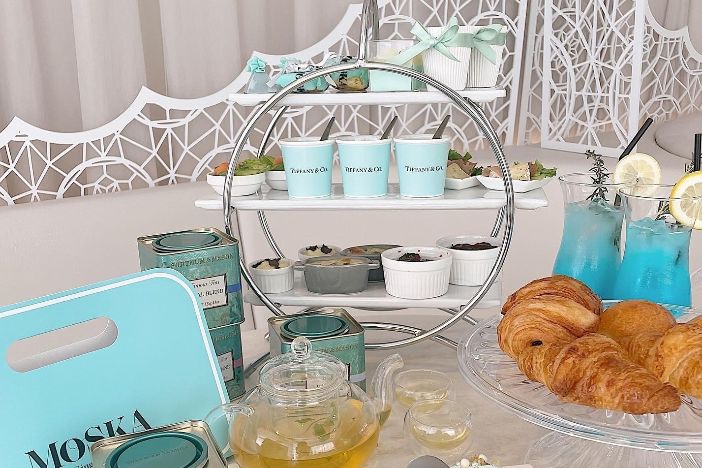 ブランチ｜メゾンカイザーの人気パンがメイン、“洗練ブルー”のコラボアフタヌーンティーが表参道で