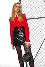 ピンコ21年秋冬の新作、深みボルドーのレザーコートや花柄のレーススカートが青山店に｜写真2