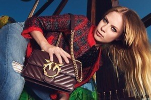 ピンコ21年秋冬の新作、深みボルドーのレザーコートや花柄のレーススカートが青山店に