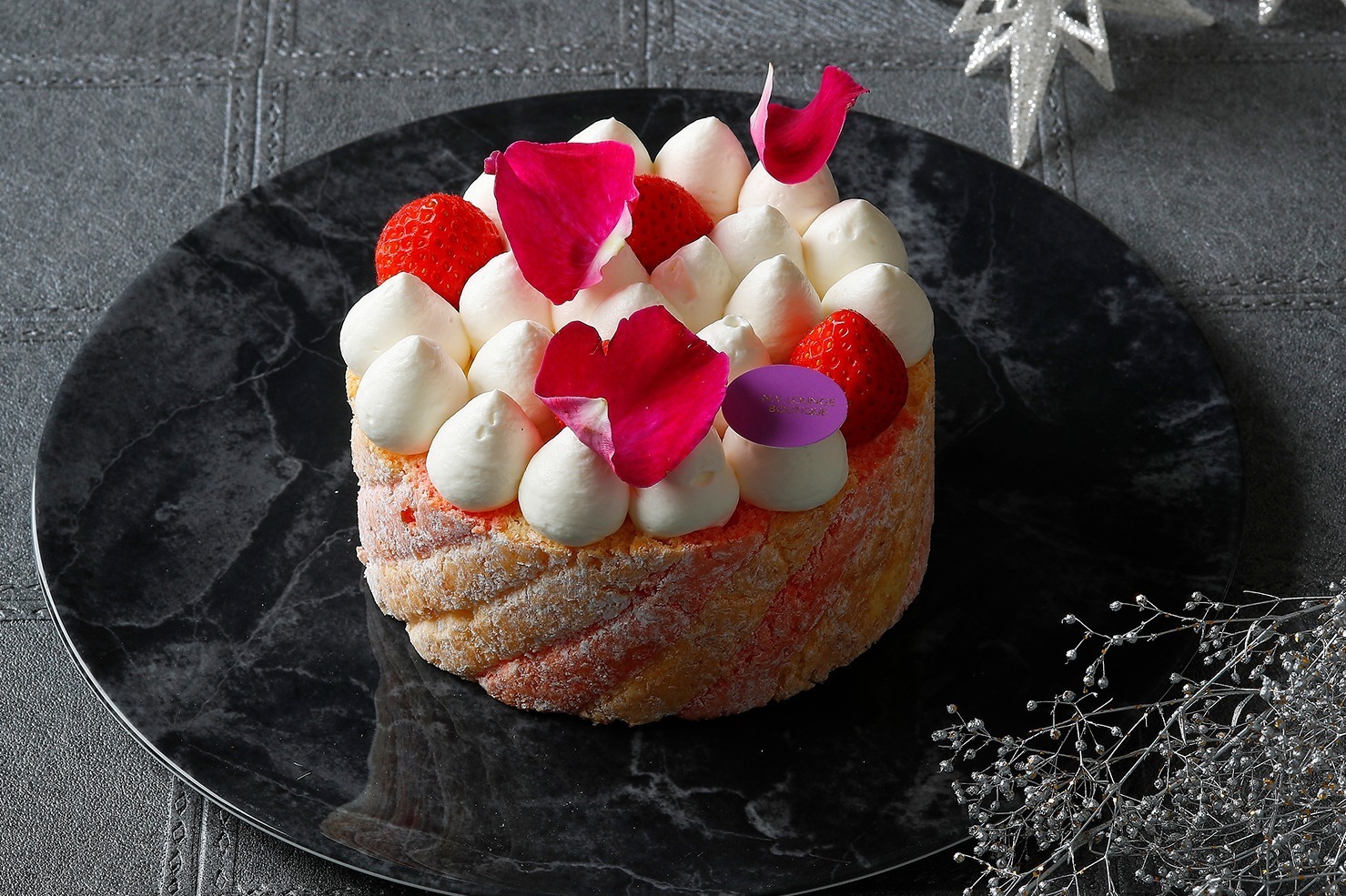 西武池袋本店のクリスマス21 チューリップが咲くケーキ サンタを飾ったピンクの苺ケーキなど ファッションプレス 西武池袋本店のクリスマス21 チューリップが咲くケーキ サンタを飾ったピンクの苺ケーキなど ファッションプレス