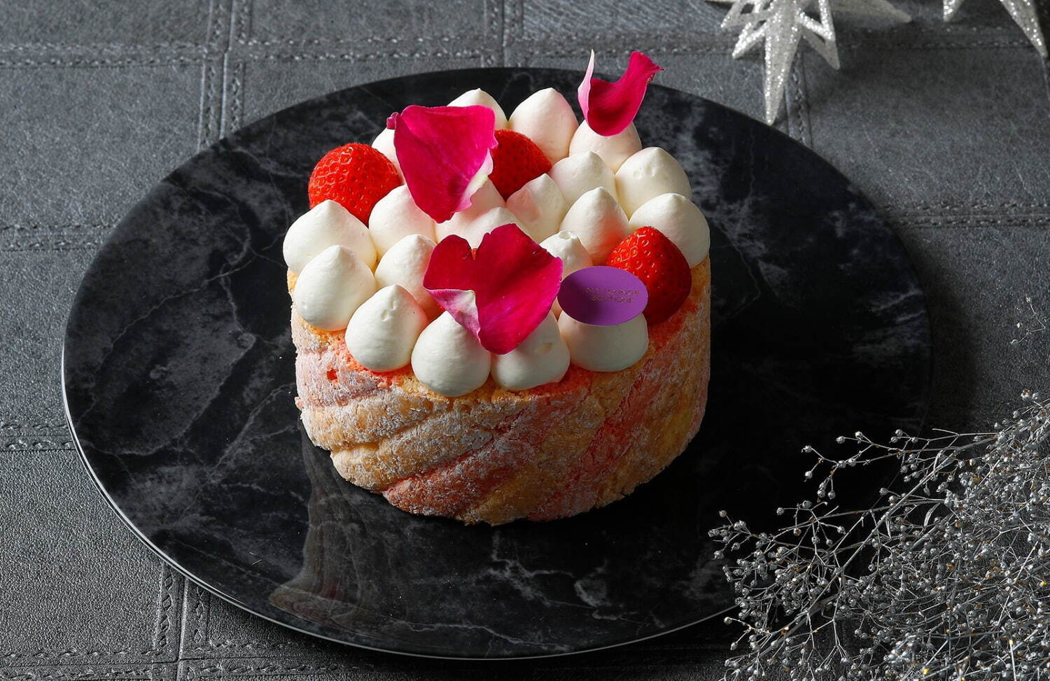 ホテル インターコンチネンタル 東京ベイのクリスマスケーキ2021、“ローズの花びら”×苺のケーキ｜写真2