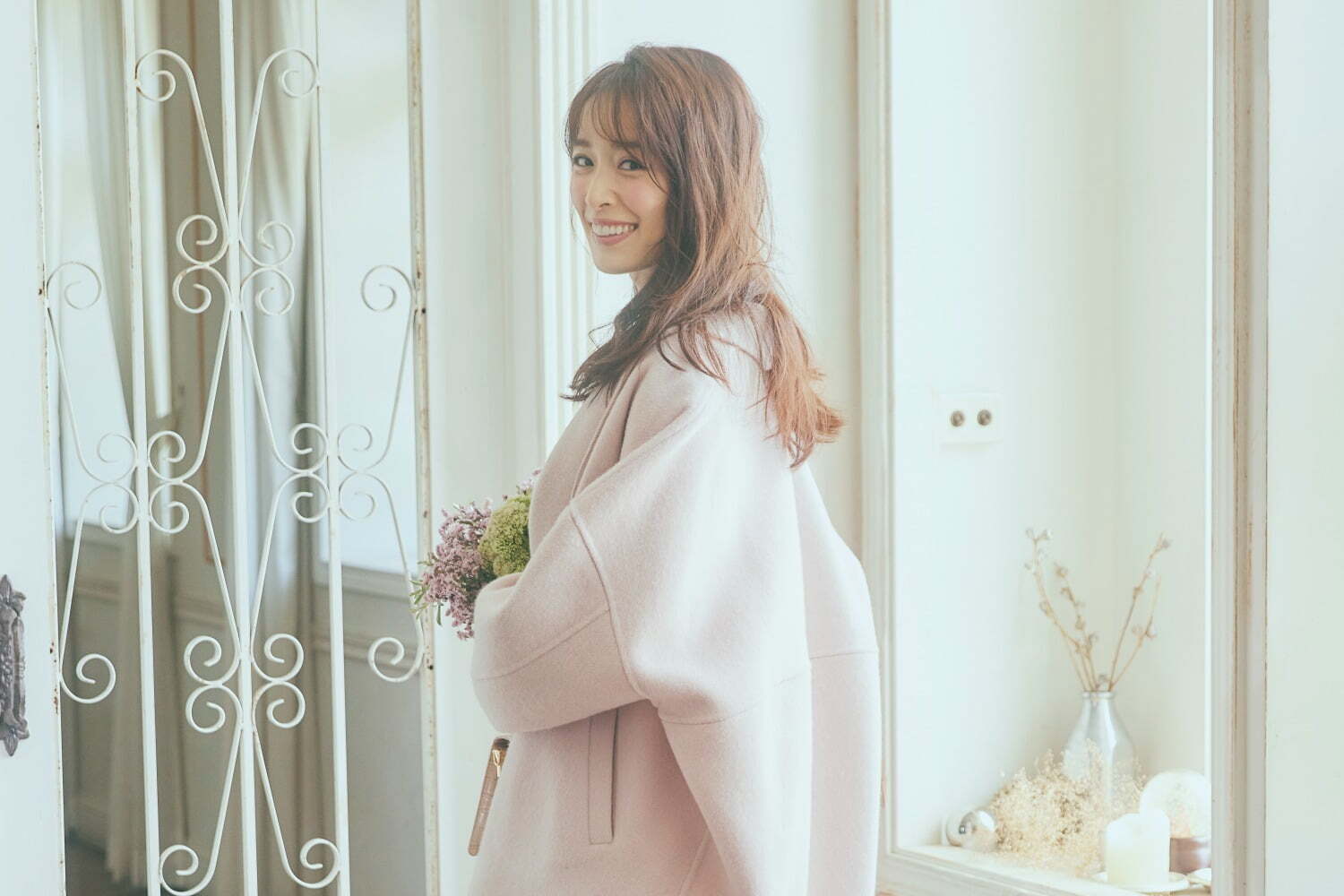 ストラ21年冬の新作、“雪”イメージのパステルピンクコートや淡雪のようなレーススカート