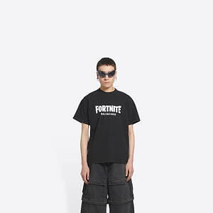バレンシアガ×「フォートナイト」ロゴやグラフィック入りオーバー