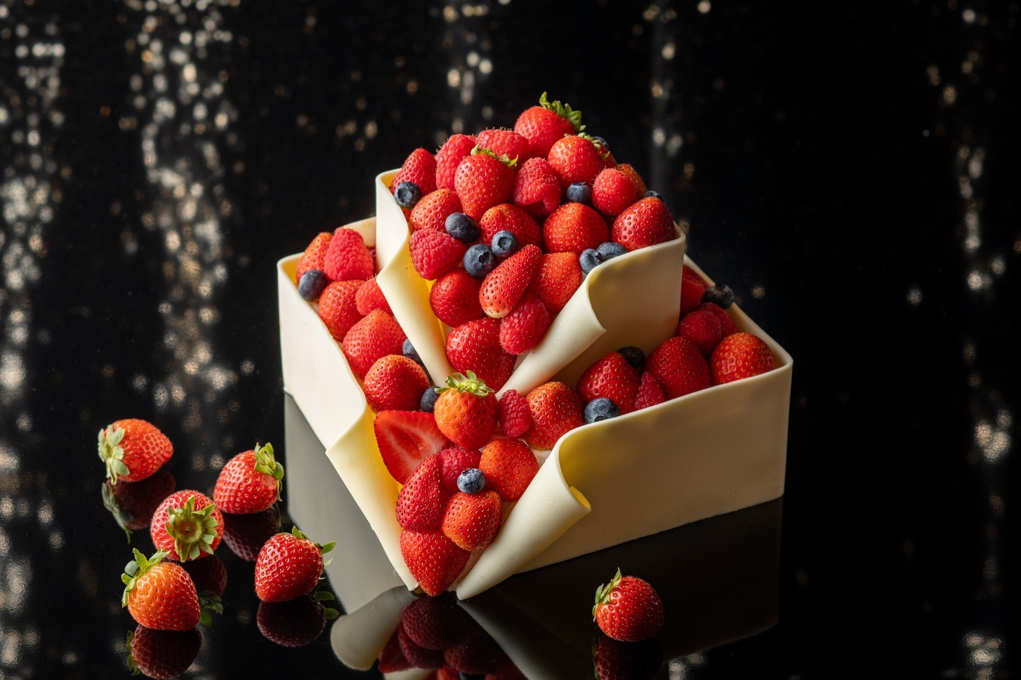 コンラッド東京のクリスマスケーキ2021、“ベリー溢れる”ショートケーキやオレンジ×チーズムース