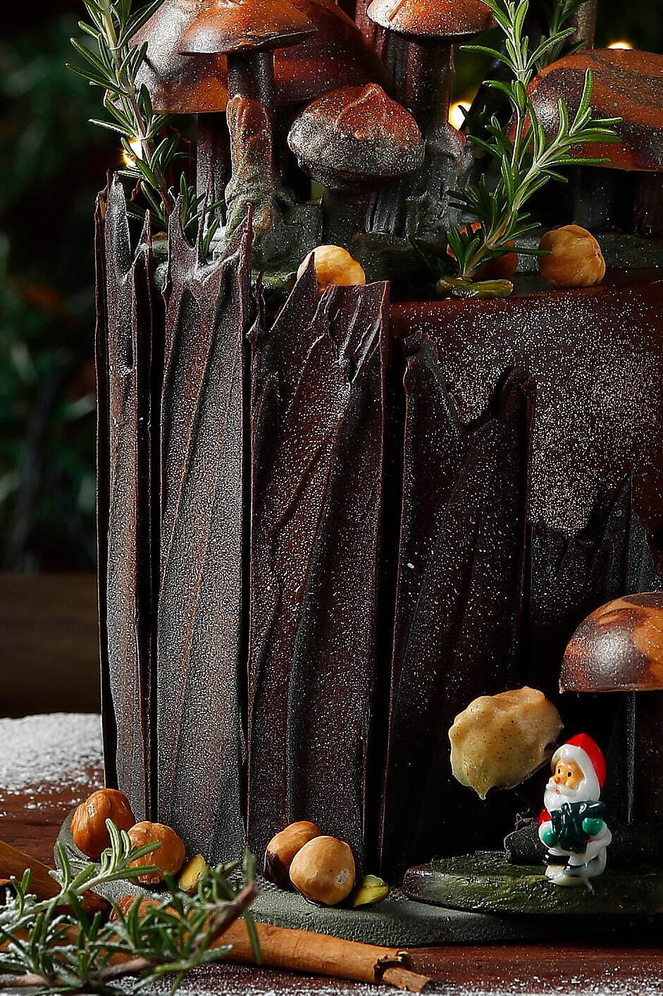 ウェスティンホテル東京のクリスマス、“森の中の切り株”着想のキノコ型チョコ添えケーキなど｜写真2