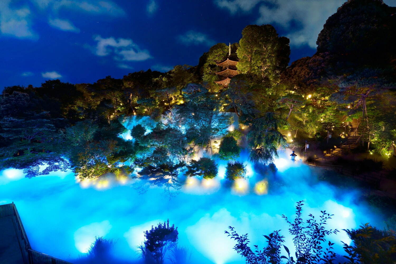 “キンモクセイ香る”「東京雲海」ホテル椿山荘東京に、夜は金木犀色にライトアップ｜写真2