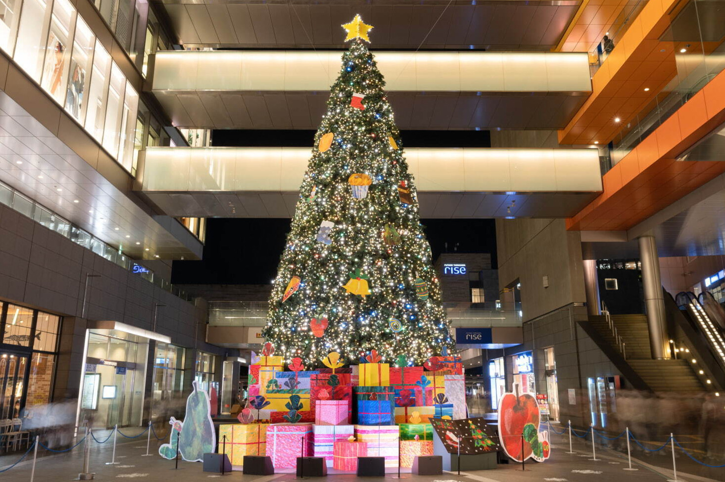 絵本『はらぺこあおむし』のクリスマスツリー＆“フルーツ色”イルミネーション、二子玉川ライズに