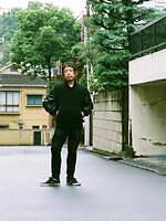 Scyeのディストリクト別注ヴァーシティジャケット、オールブラックでまとめたミニマルな1着｜写真6