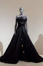 京都で「Future Beauty 日本ファッション：不連続の連続」ヨウジ、川久保、三宅など作品展示｜写真1