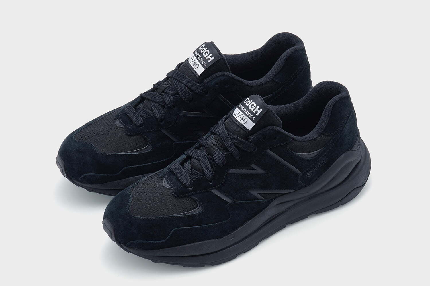 コム デ ギャルソン・オム × ニューバランスのスニーカー、ウェービーアッパーにゴアテックスをプラス