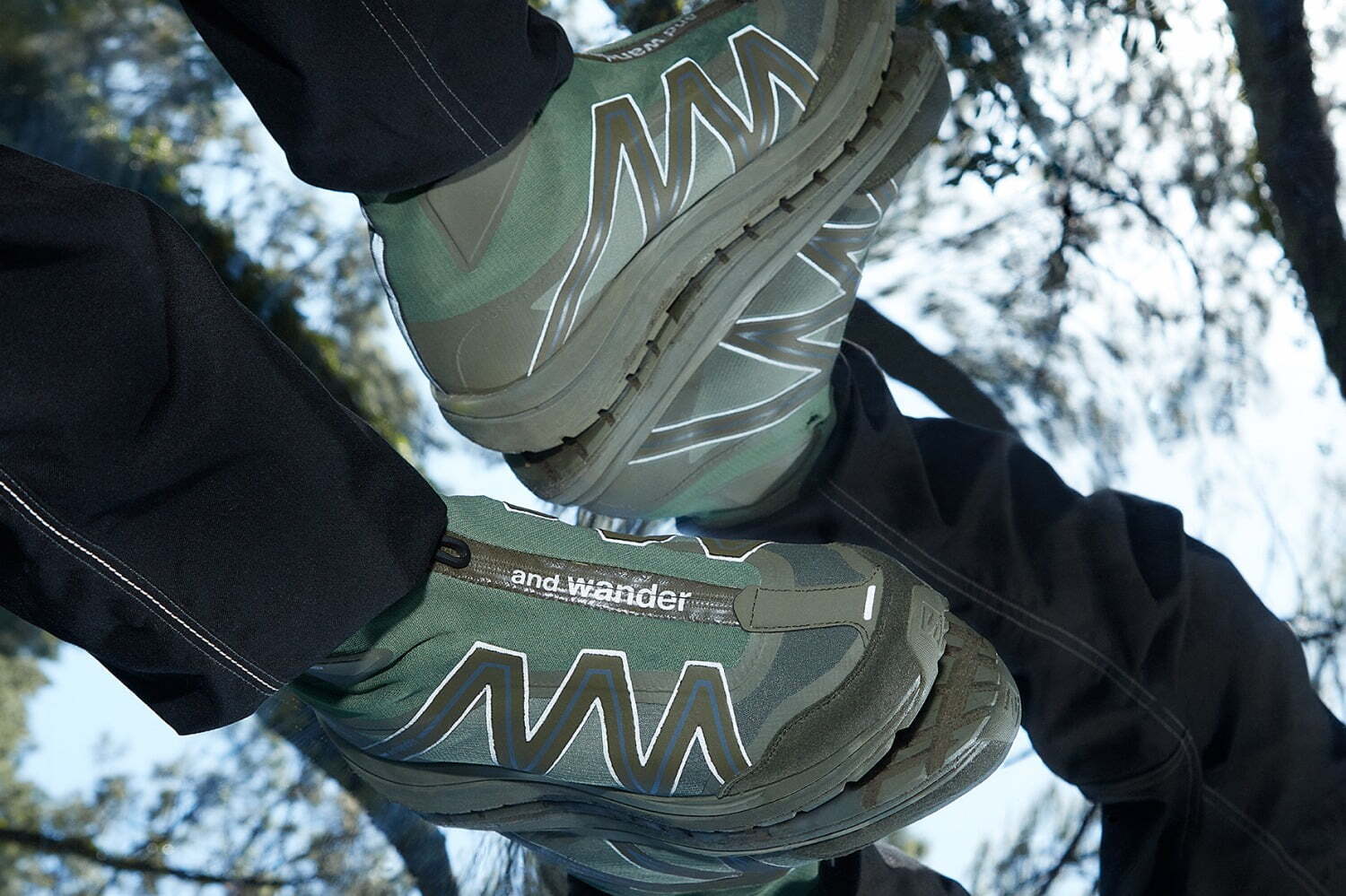 アンドワンダー×サロモンのコラボシューズ、カーキ1色にまとめた防水ハイカットモデル