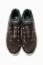 アンドワンダー×サロモンのコラボシューズ、カーキ1色にまとめた防水ハイカットモデル｜写真1