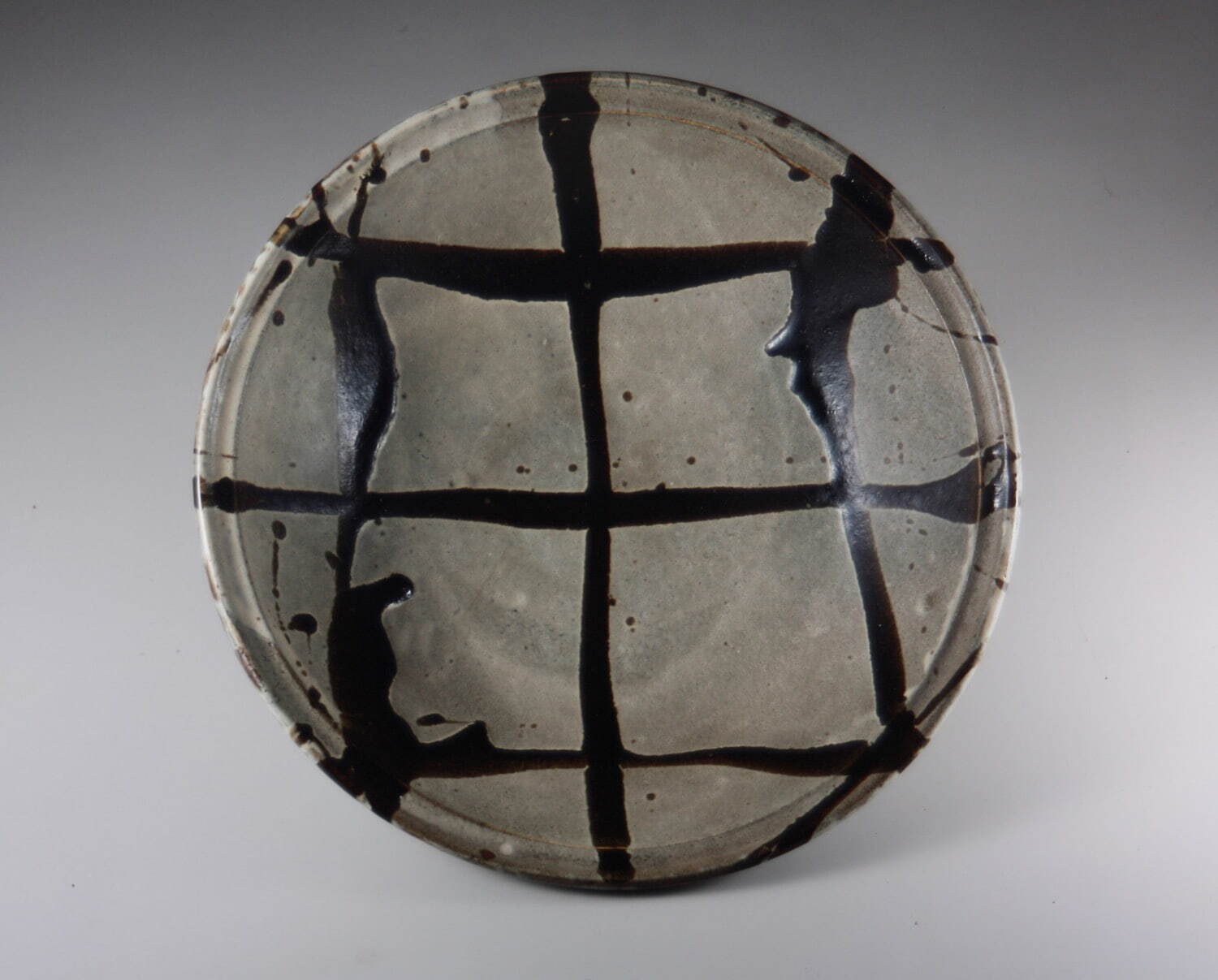 濱田庄司《白釉黒流描鉢》1963年 日本民藝館蔵