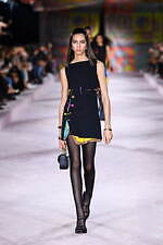 ヴェルサーチェ 2022年春夏コレクション、美しきスカーフが見せる白昼夢｜写真2