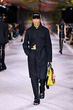 ヴェルサーチェ 2022年春夏コレクション、美しきスカーフが見せる白昼夢｜写真5