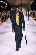 ヴェルサーチェ 2022年春夏コレクション、美しきスカーフが見せる白昼夢｜写真7