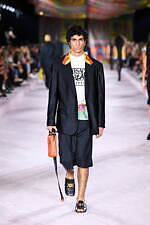 ヴェルサーチェ 2022年春夏コレクション、美しきスカーフが見せる白昼夢｜写真8