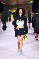 ヴェルサーチェ 2022年春夏コレクション、美しきスカーフが見せる白昼夢｜写真9