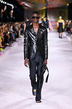 ヴェルサーチェ 2022年春夏コレクション、美しきスカーフが見せる白昼夢｜写真13