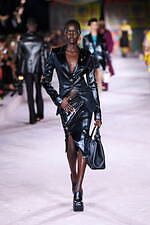 ヴェルサーチェ 2022年春夏コレクション、美しきスカーフが見せる白昼夢｜写真14