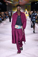 ヴェルサーチェ 2022年春夏コレクション、美しきスカーフが見せる白昼夢｜写真16