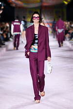 ヴェルサーチェ 2022年春夏コレクション、美しきスカーフが見せる白昼夢｜写真19